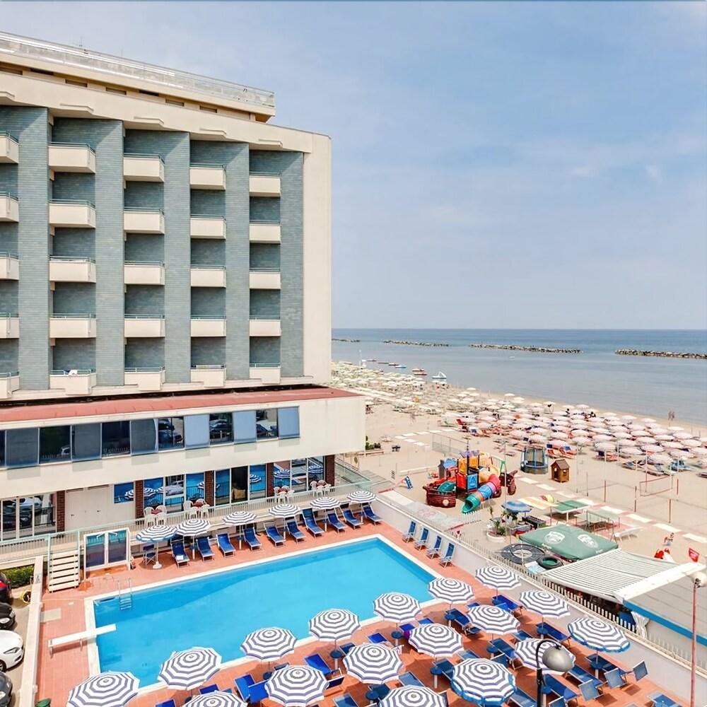 Hotel Majestic Bellaria-Igea Marina Extérieur photo